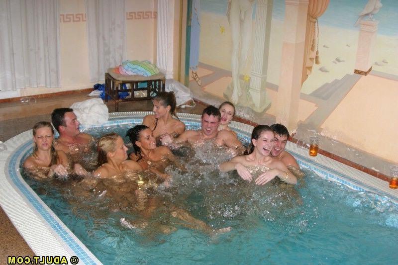 16P nude girls and guys posing in the jacuzzi