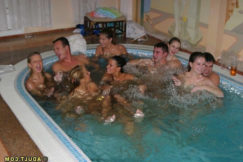 16P nude girls and guys posing in the jacuzzi