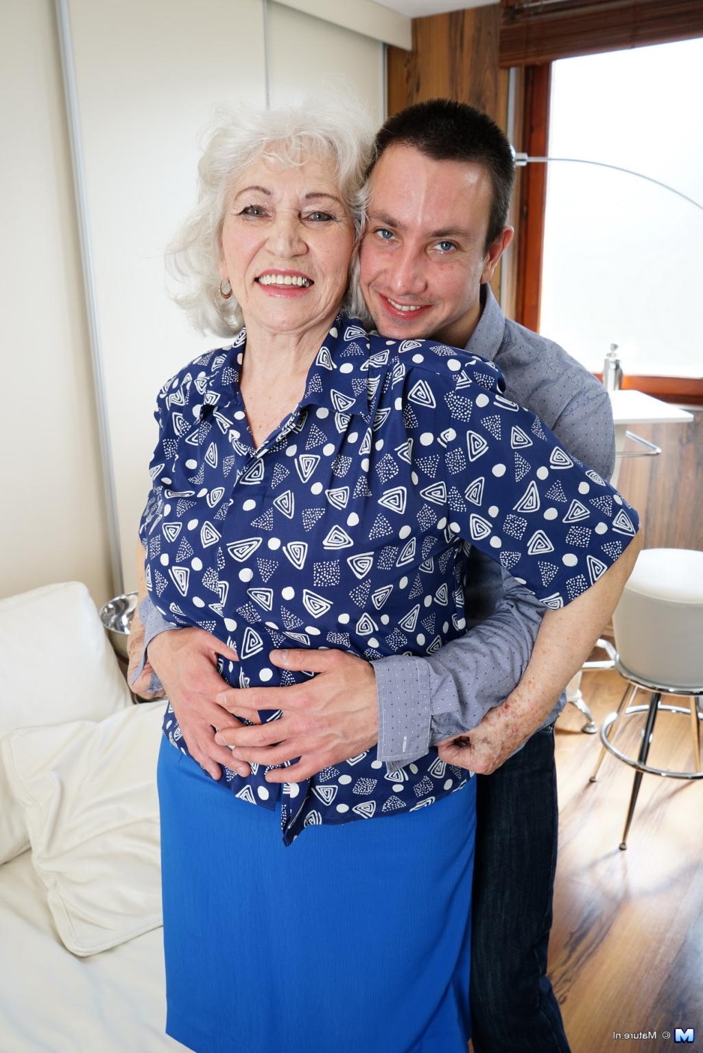 16P Naughty granny doing her toy boy