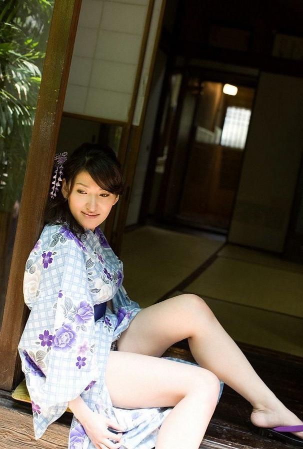 14P Big boobed japanese idol Ruru in kimono shows body