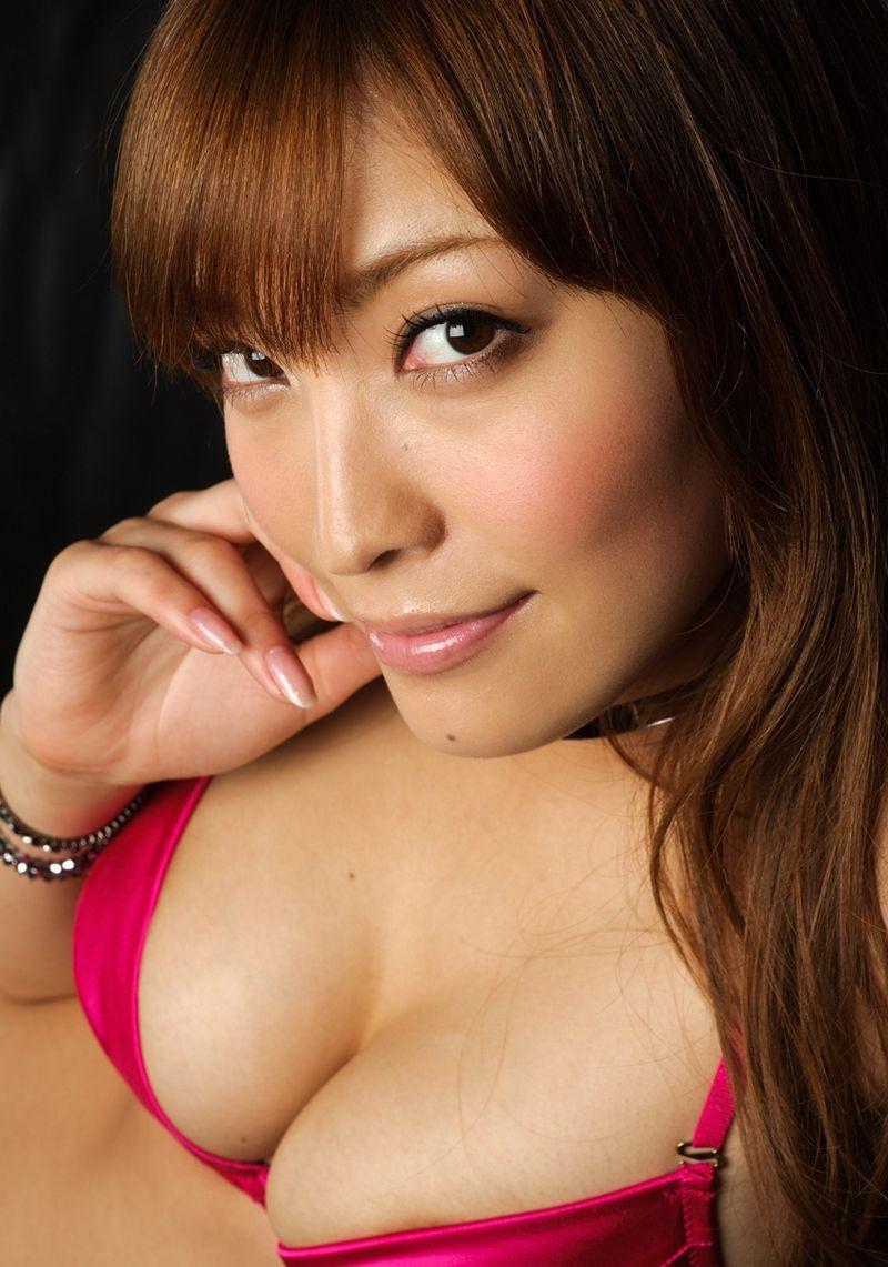 15P Kokomi Sakura posing her lovely big tits in pink lingerie