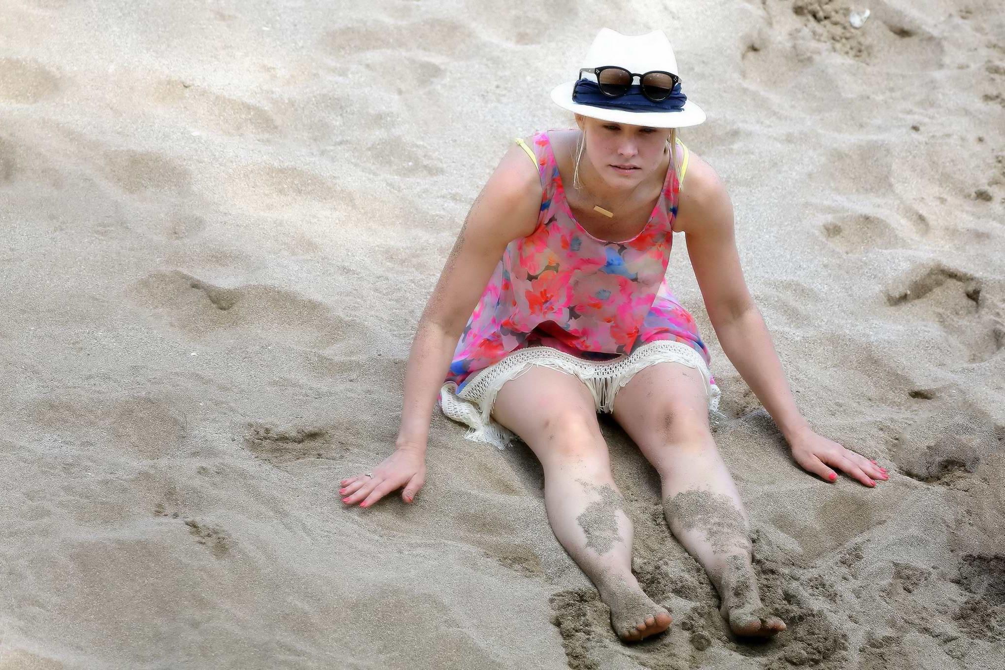16P Kristen Bell showing off her yellow bikini ass at the beach in Hawaii