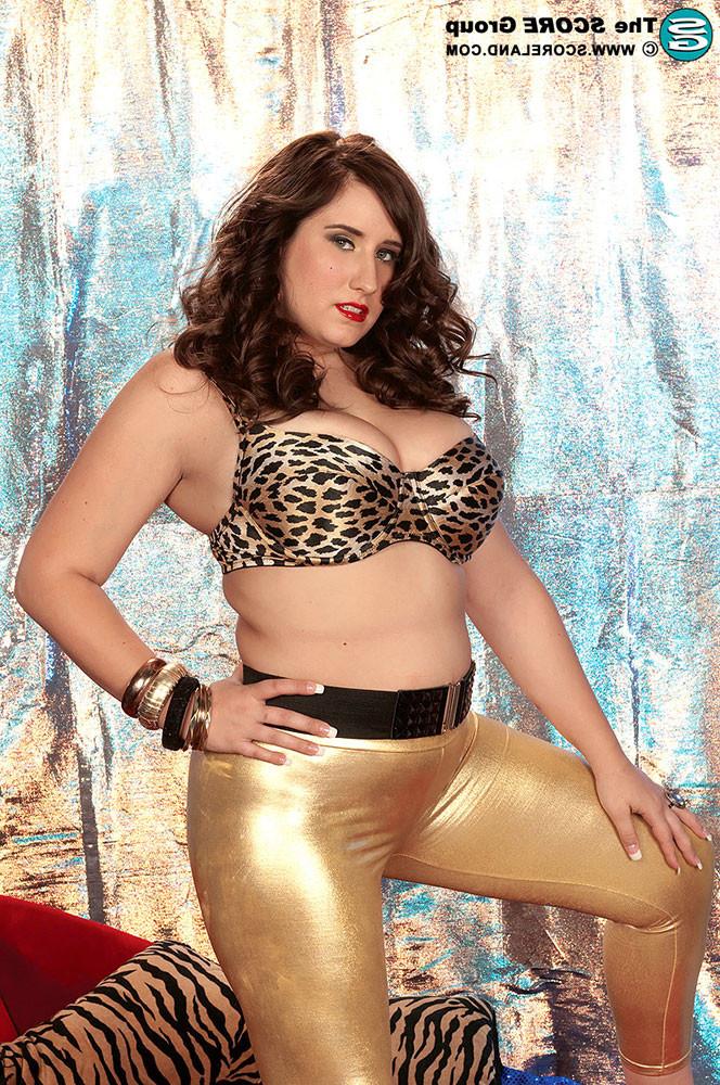 15P Carrie Ashton strips off her leopard print brassiere