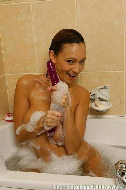 16P Babe Pissing And Then Bathing
