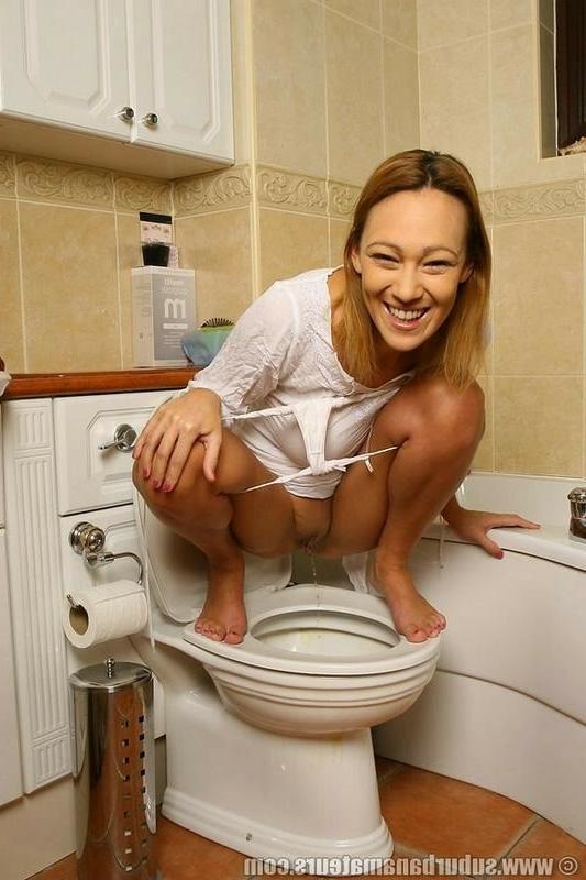 16P Babe Pissing And Then Bathing