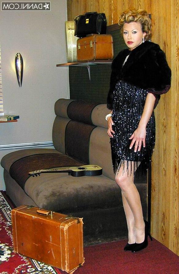 16P Classy Carolyn Monroe with big tits wearing stockings