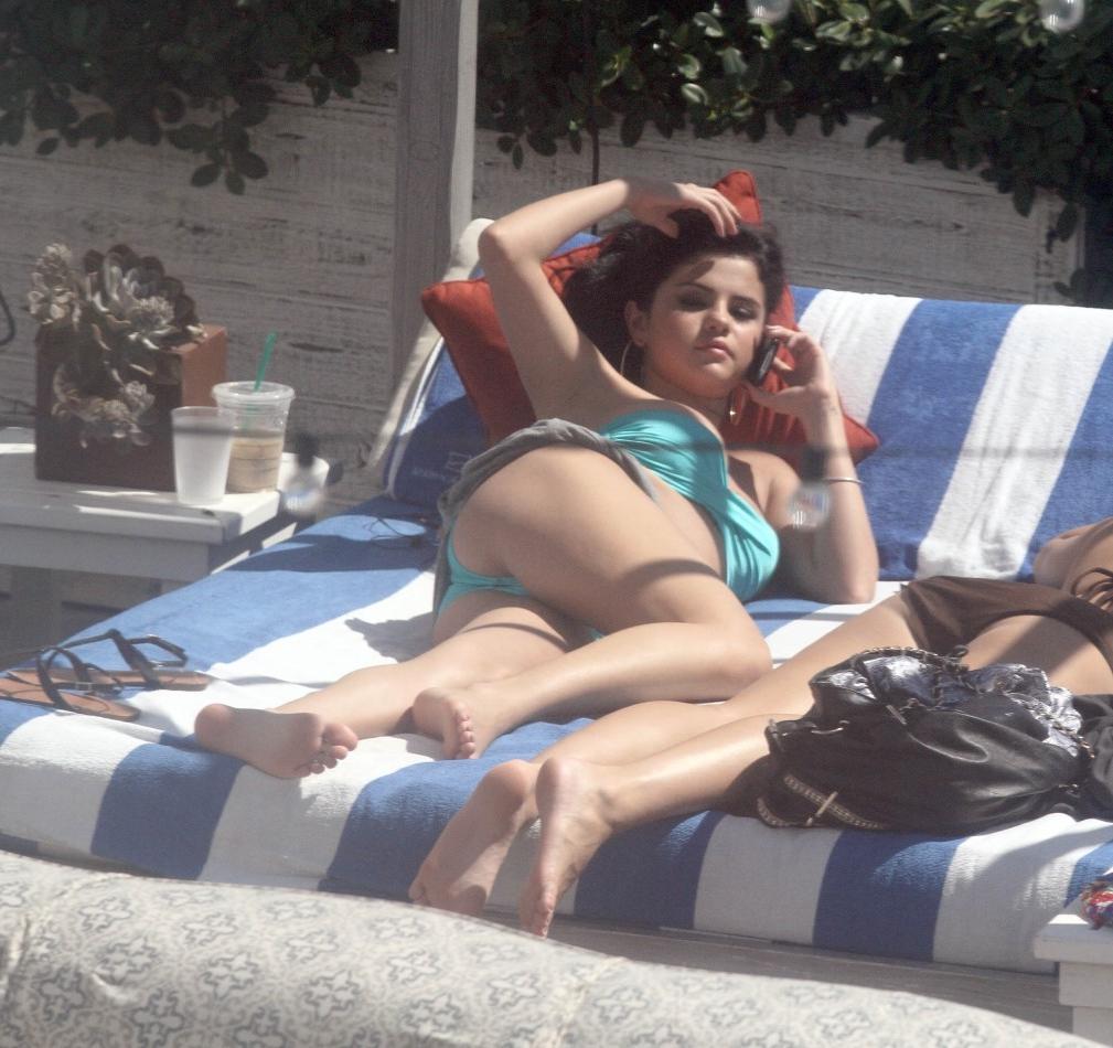 15P Selena Gomez in bikini  paparazzi pictures