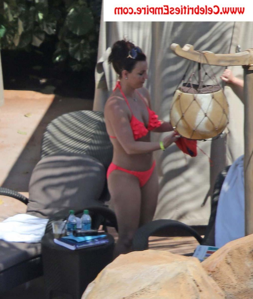 20P Britney Spears  see her body in sexy bikini