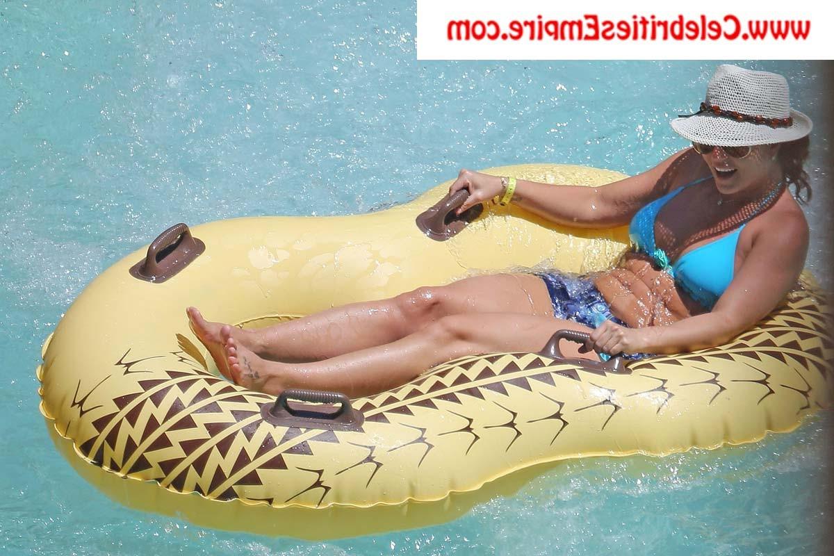 20P Britney Spears  see her body in sexy bikini