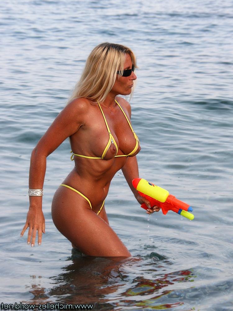 15P Tanned blonde with an incredible zip bikini