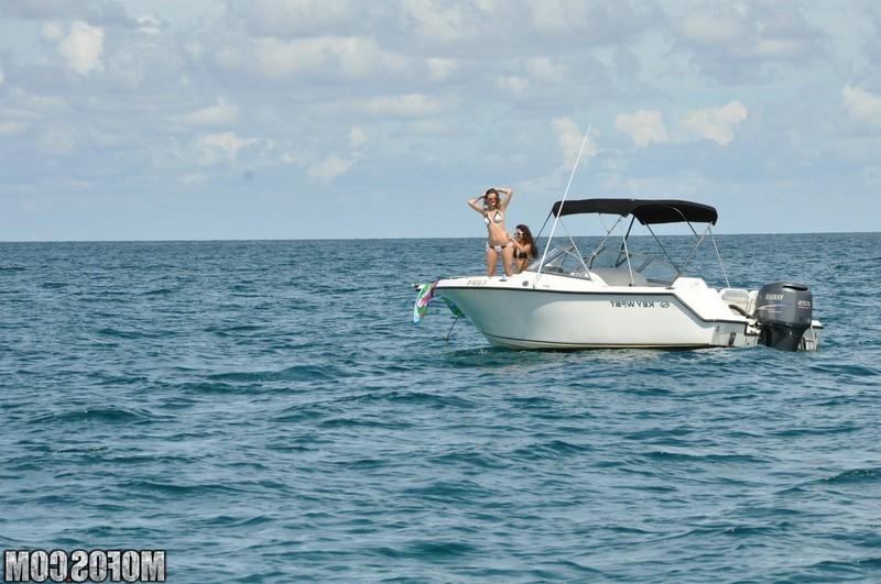 16P Two bikini babes take turns banging a big pecker at open sea