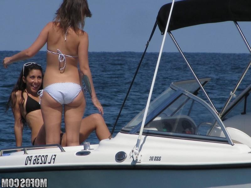 16P Two bikini babes take turns banging a big pecker at open sea