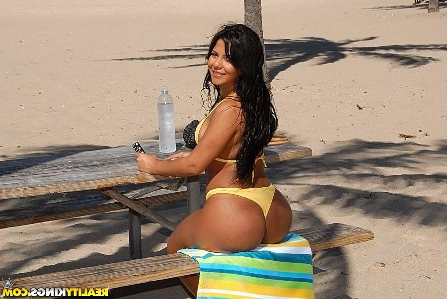 16P Bikini milf picked up and fucked by the hunter