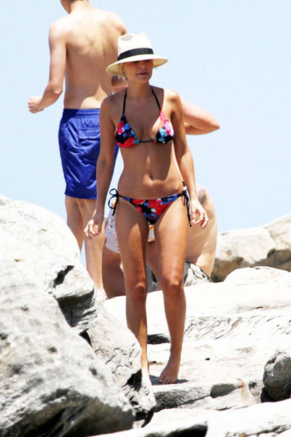 15P Aussie celeb Lara Bingle topless and bikini candid photographs