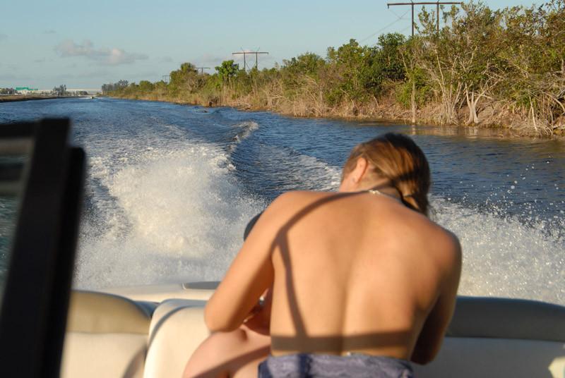20P Sea harlot gives good services.|Chick loves hot outdoor banging.|Ramming stallio
