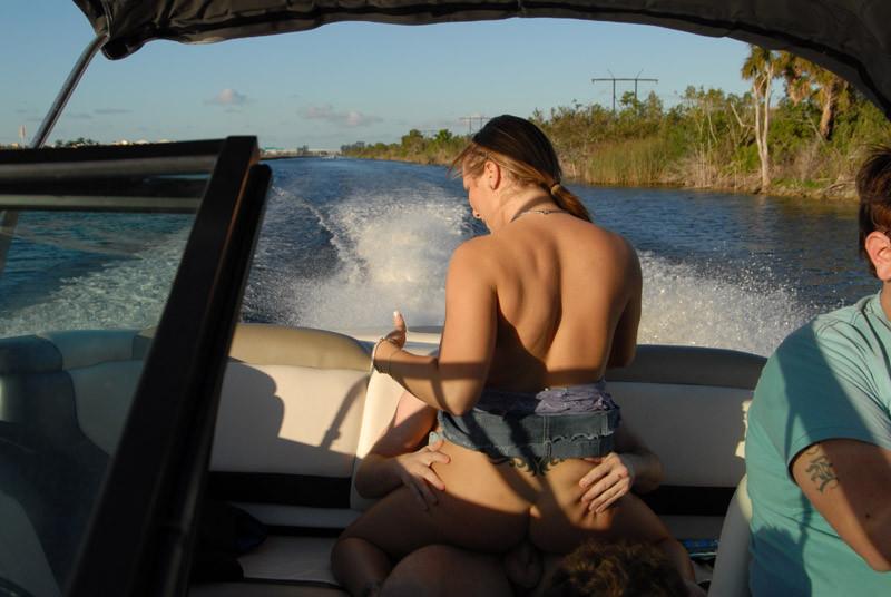 20P Sea harlot gives good services.|Chick loves hot outdoor banging.|Ramming stallio