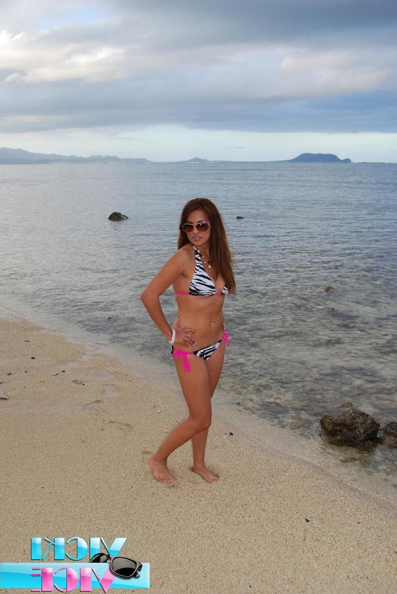 16P Candid vacation pics of bikini girl at beach