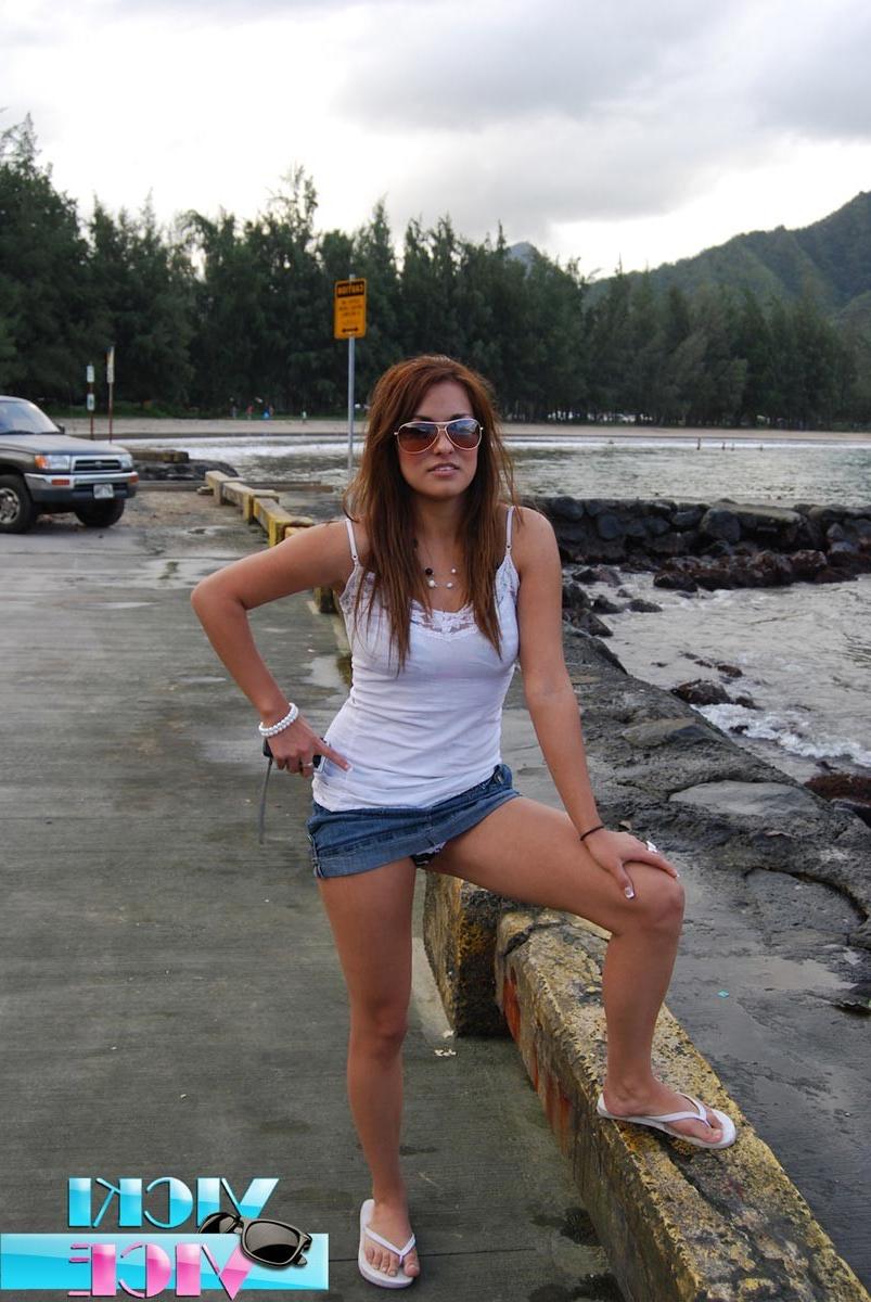 16P Candid vacation pics of bikini girl at beach