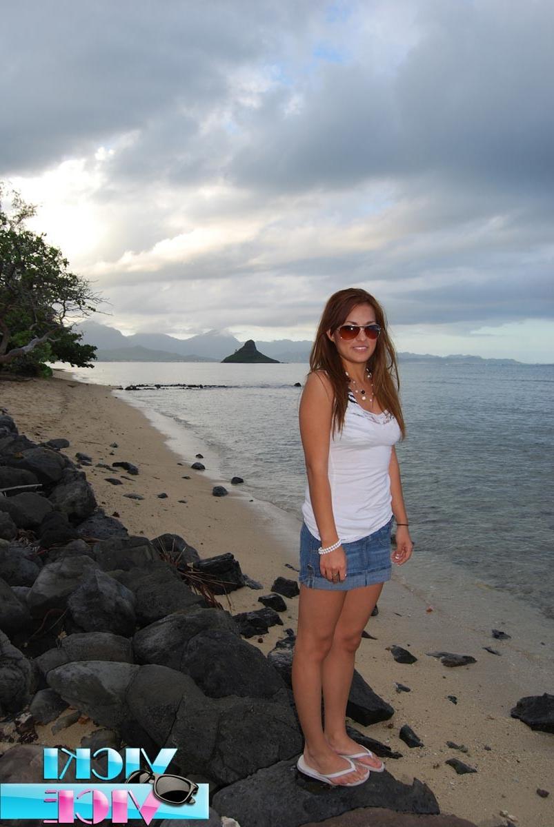 16P Candid vacation pics of bikini girl at beach