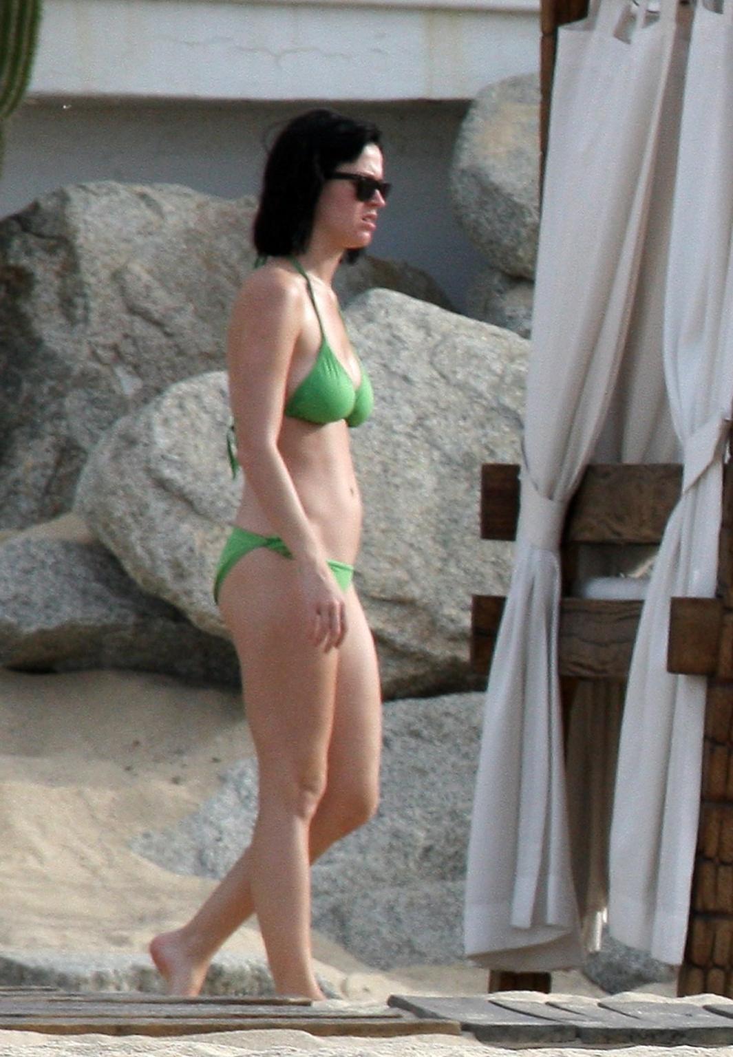 16P Katy Perry sexy big boobs in a bikini