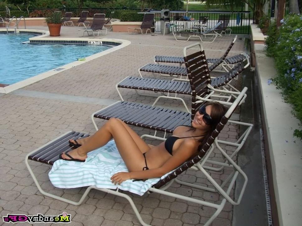 15P Meine Freundin posiert in ihrem Bikini am Pool