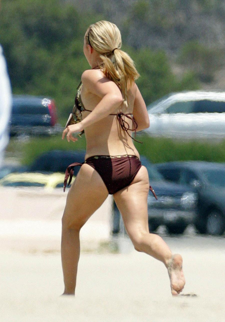 15P Hayden Panettiere celebrity in bikini at the beach pictures