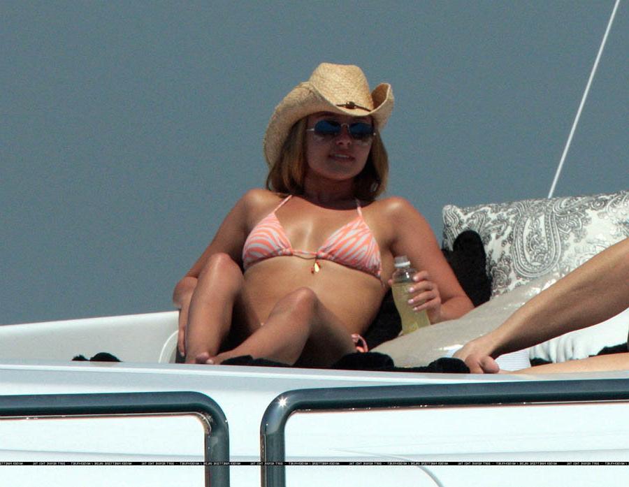 15P Hayden Panettiere celebrity in bikini at the beach pictures