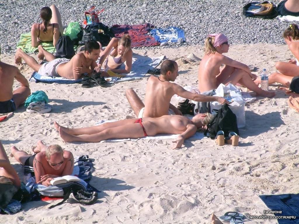 12P Sexy bikini girls getting suntanned bare titted