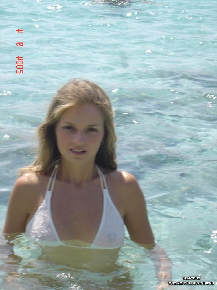 15P Girls in wet bikinis recorded in various poses