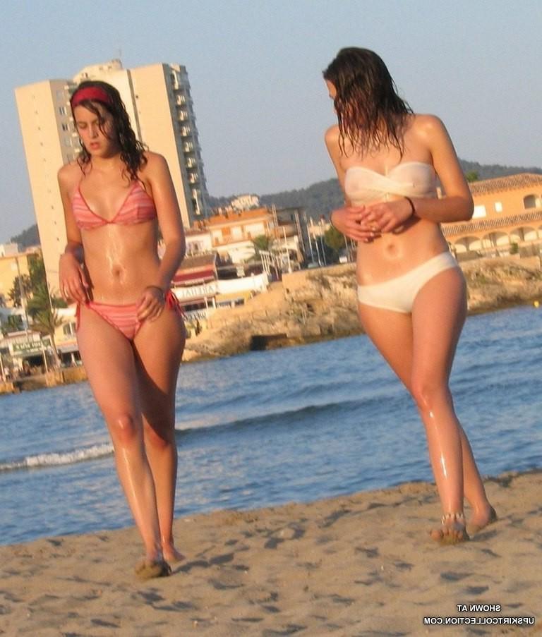 15P Girls in wet bikinis recorded in various poses