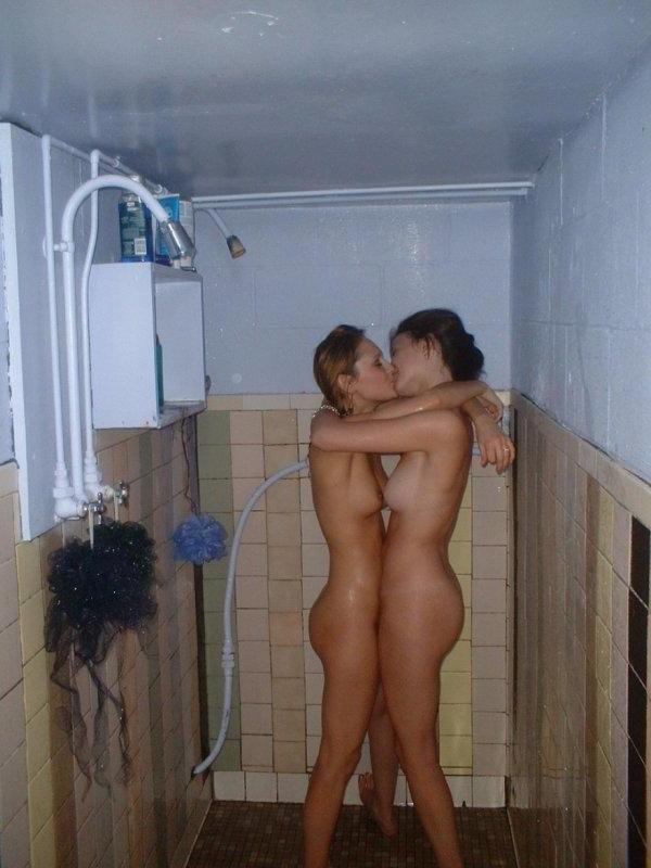 16P Amateur girls kissing