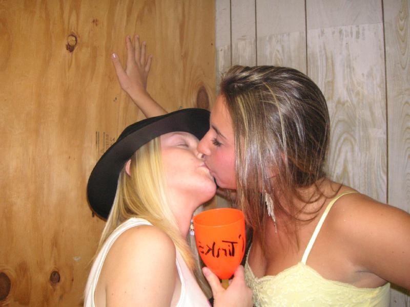 16P Amateur girls kissing