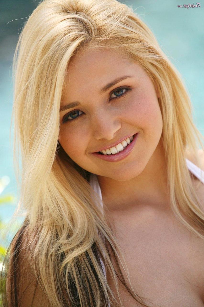 15P Blonde bikini beauty Sandy Summers having fun by the pool