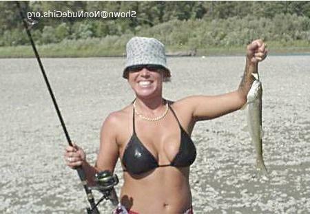 20P Amateur bikini girls sports fishing