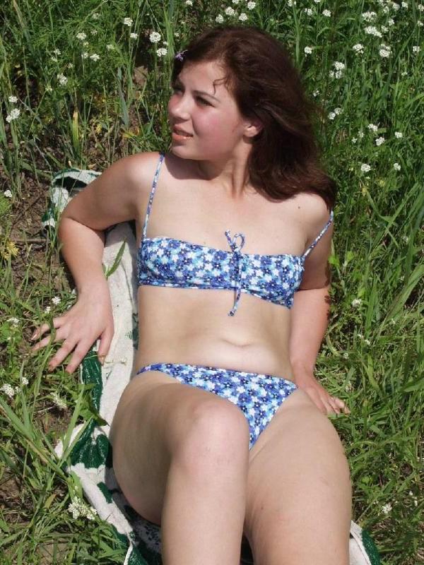 20P Beautiful outdoor teen loves strip teasing in bikini