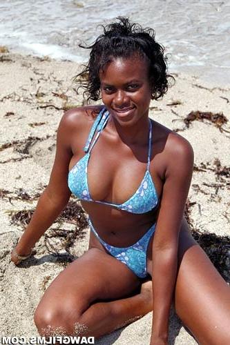 15P Black bikini babe booty on the beach spring break