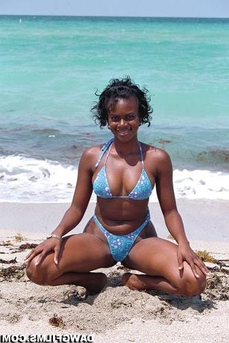 15P Black bikini babe booty on the beach spring break