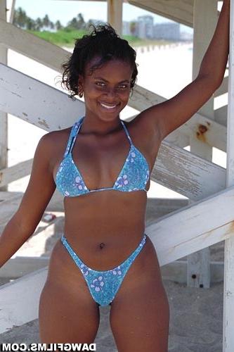 15P Black bikini babe booty on the beach spring break
