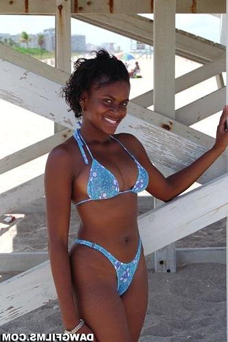 15P Black bikini babe booty on the beach spring break
