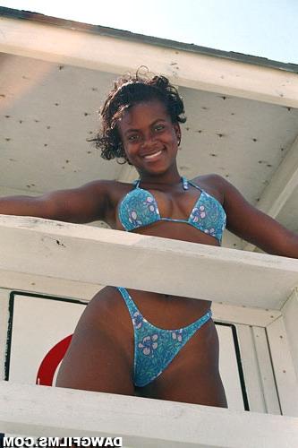 15P Black bikini babe booty on the beach spring break