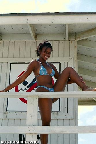 15P Black bikini babe booty on the beach spring break