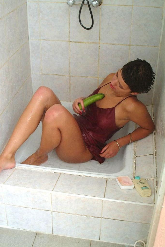 15P sexy hairy teen fucking a cucumber in the bath