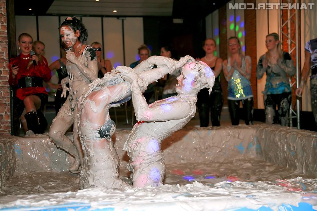 15P How Real Women Battle In The Mud