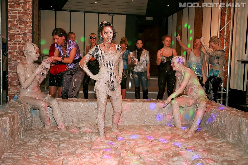 15P How Real Women Battle In The Mud