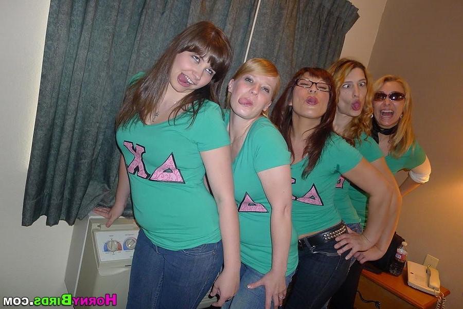 15P Horny girlfriends party n suck cock at strip club
