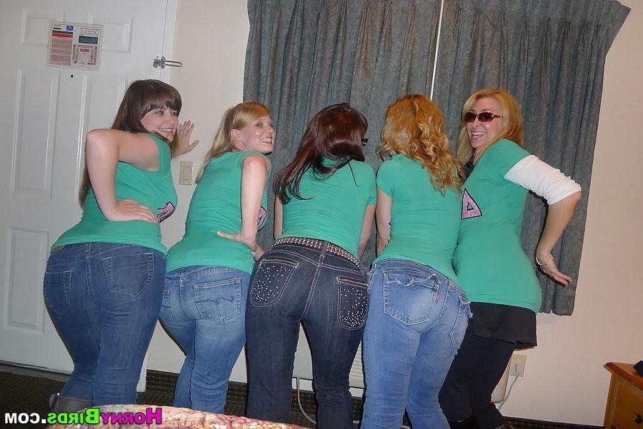 15P Horny girlfriends party n suck cock at strip club