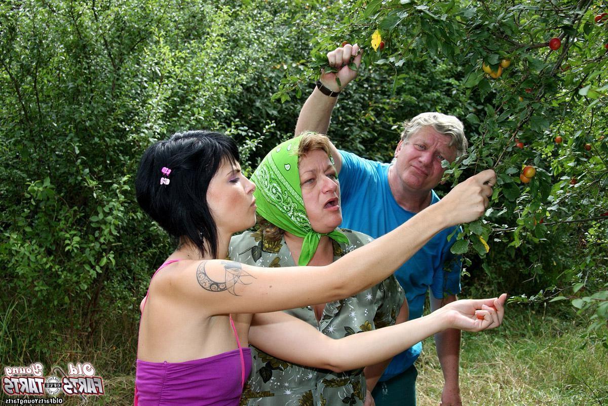 12P Girl fucks an old senior couple in the bushes