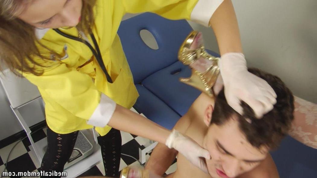 12P Jerking guy worships the female medical legs