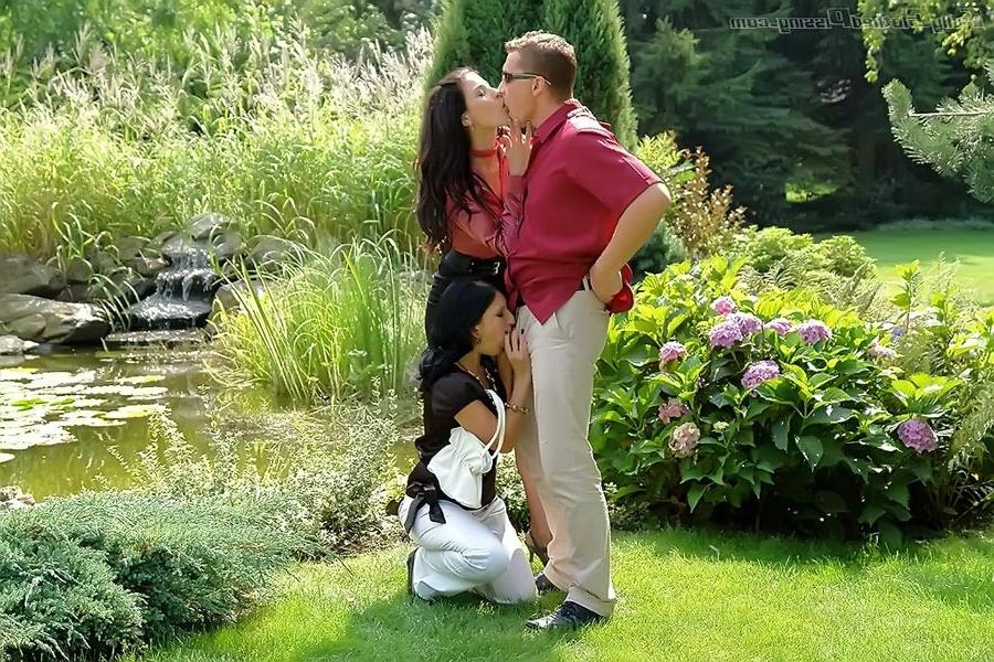 19P Dressy ladies and gent have steamy piss threesome in garden