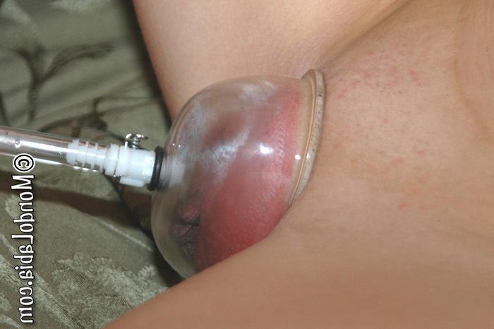 16P Anastasia Pierce and Kayla Synz vacuum pump their pussies together